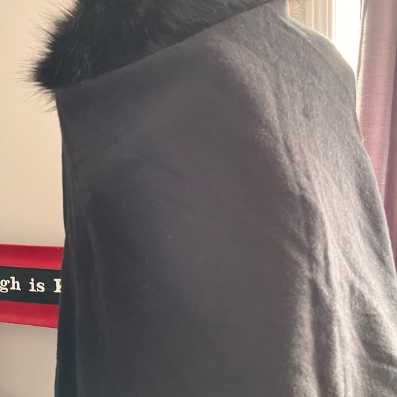 New faux fur collar poncho - Picture 5 of 7